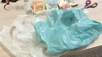 Carabinieri durante controlli antidroga nel Tarantino