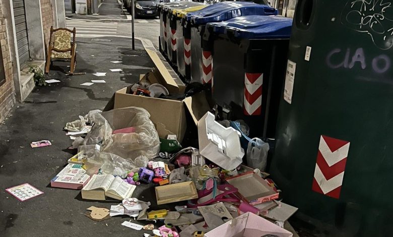 Cassonetti stracolmi nel quartiere Ferrovia a Foggia durante l’aumento TARI