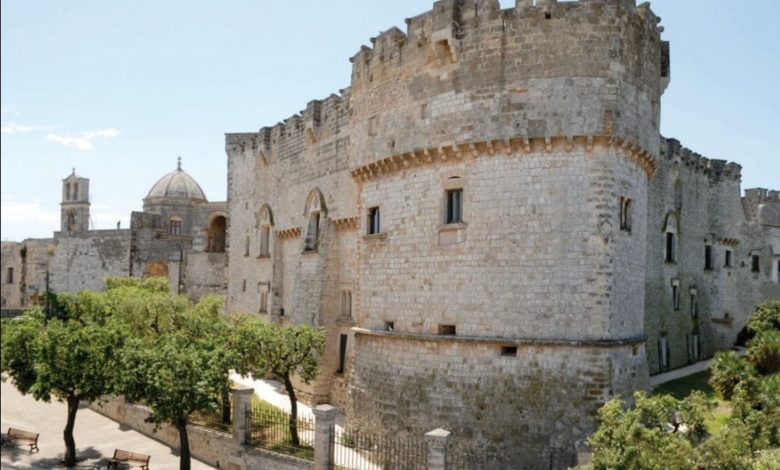 Castello di Carovigno illuminato durante la Notte di San Giovanni