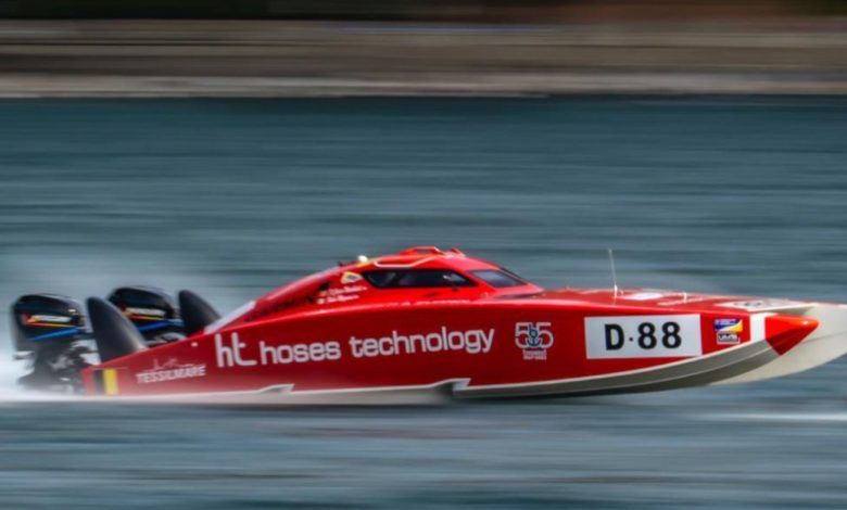 Catamarani in gara al Campionato Offshore a Trani visibili dalla costa