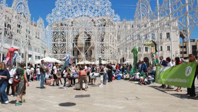 Corteo del Festival Maggio all’Infanzia con bambini e artisti in festa a Bari