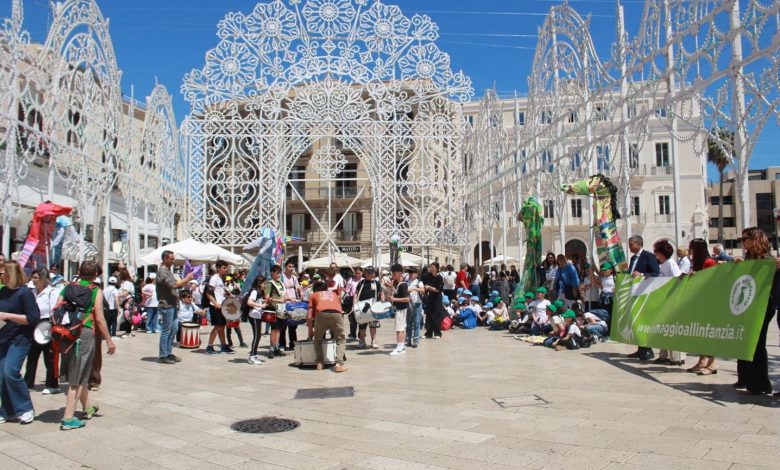 Corteo del Festival Maggio all’Infanzia con bambini e artisti in festa a Bari