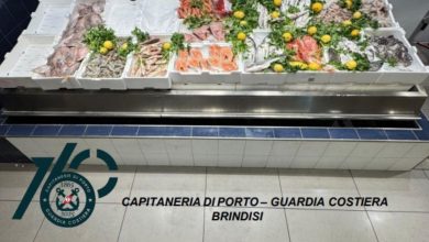 Guardia Costiera Brindisi durante controlli etichettatura pescheria