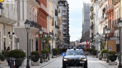 Guardia di Finanza durante controlli contro i lavoratori in nero a Taranto