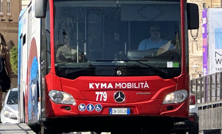 Autobus Kyma Mobilità fermo a Taranto durante disservizi del trasporto pubblico
