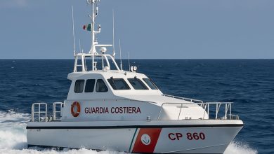Motovedetta impegnata nella ricerca dei dispersi in mare nel golfo di Taranto