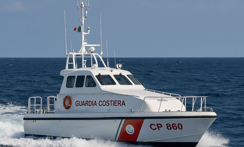 Motovedetta impegnata nella ricerca dei dispersi in mare nel golfo di Taranto