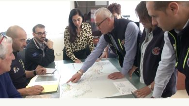 Operatori in azione contro incendi boschivi in Puglia con mezzi e droni