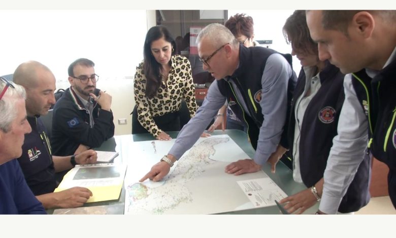 Operatori in azione contro incendi boschivi in Puglia con mezzi e droni