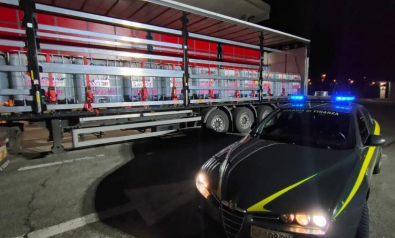 Sequestro di alcol di contrabbando diretto a Foggia da parte della Guardia di Finanza