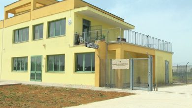 pattuglia dei Carabinieri in un contesto urbano serale, possibilmente in zona Latiano