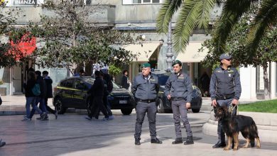 Unità cinofile della Guardia di Finanza Taranto durante il sequestro di sostanze stupefacenti