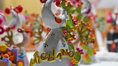 Visitatori alla Fiera del Fischietto in Terracotta nella piazza centrale di Rutigliano