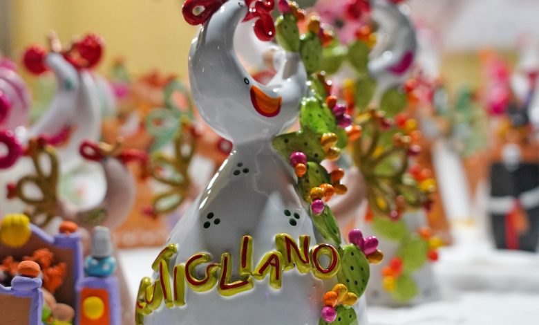 Visitatori alla Fiera del Fischietto in Terracotta nella piazza centrale di Rutigliano