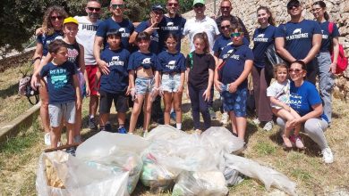 Volontari in mobilitazione ambientale in Puglia raccolgono rifiuti e plastica