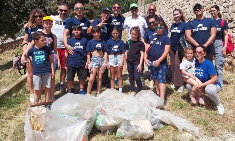 Volontari in mobilitazione ambientale in Puglia raccolgono rifiuti e plastica
