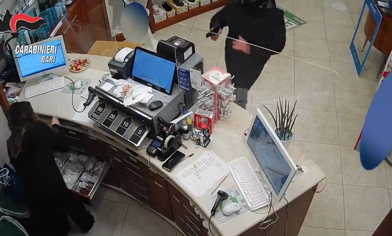 arresto rapina farmacia Monopoli grazie a dettaglio sul pollice