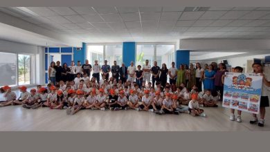 consegna manuale sicurezza in spiaggia a bambini Margherita di Savoia