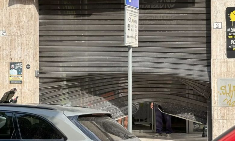 danni dopo bomba davanti a negozio a Foggia