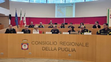 operatore antincendio in azione per prevenire incendi boschivi in Puglia