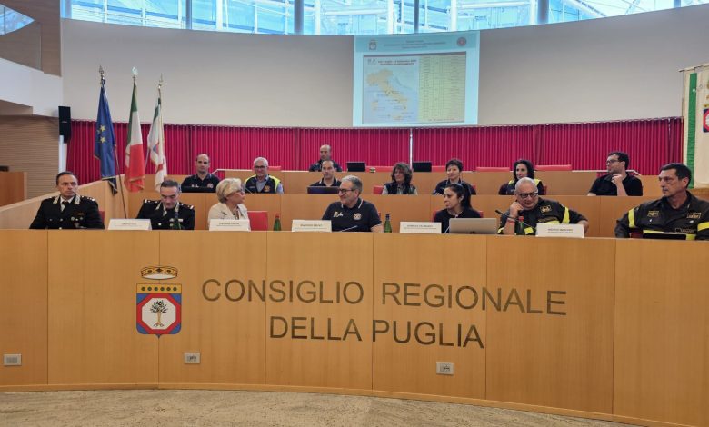 operatore antincendio in azione per prevenire incendi boschivi in Puglia