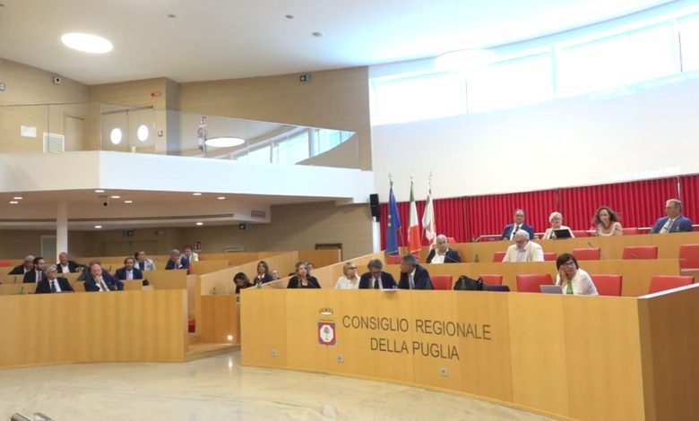 aula consiliare e documenti sulla riforma elettorale regionale