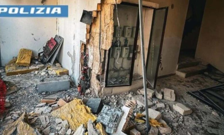 Danni alla palazzina Arca Puglia ad Andria dopo botti di Capodanno