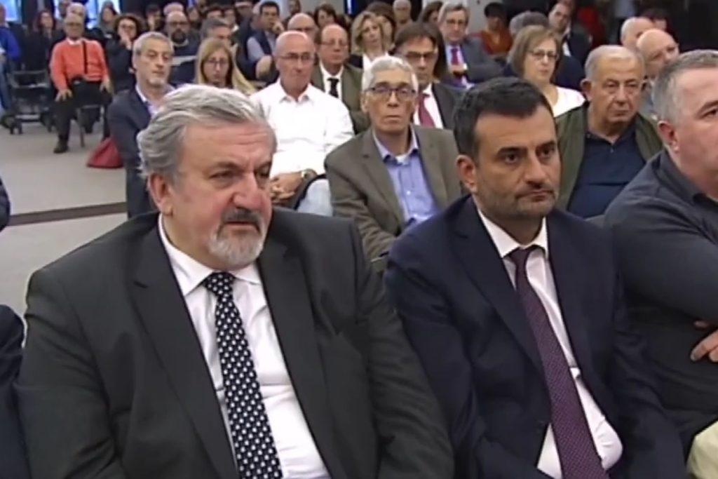 Michele Emiliano e Antonio Decaro discutono durante un incontro sulle elezioni comunali 2025