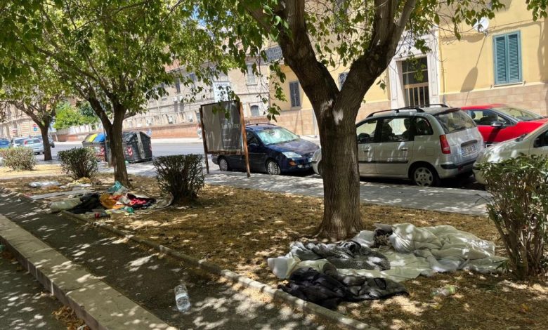 Situazione di degrado urbano a Foggia nel giardino di via Montegrappa