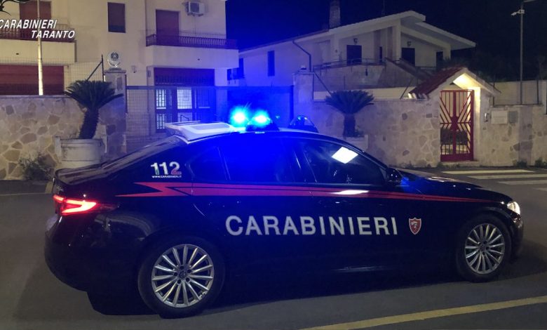 auto dei Carabinieri impegnata nell’arresto per evasione domiciliari a Pulsano