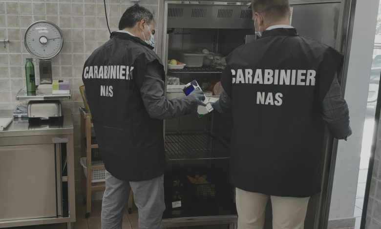 controlli NAS Taranto durante ispezione ristorazione con sequestro alimenti