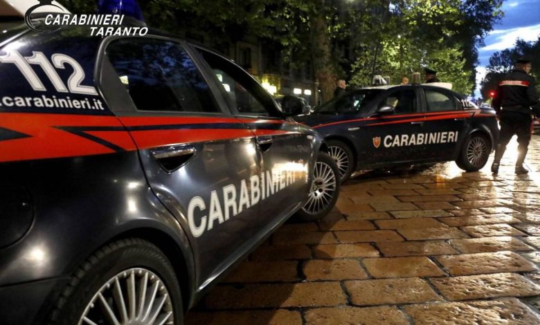 Carabinieri a Massafra durante un controllo per violazione della sorveglianza speciale