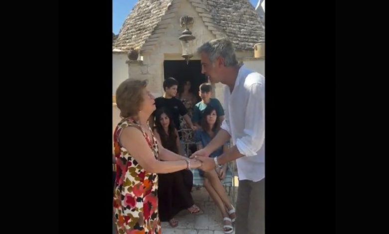 Beppe Convertini Ballando con le Stelle annuncio dai trulli di Puglia con la mamma