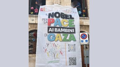 Striscione sul Municipio di Conversano per il Nobel ai bambini di Gaza