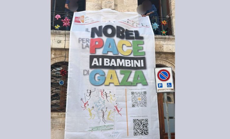 Striscione sul Municipio di Conversano per il Nobel ai bambini di Gaza