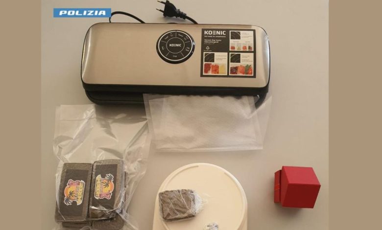 auto Polizia di Stato durante arresto per detenzione di hashish a Lecce