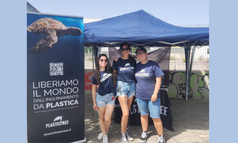 bambini partecipano al gioco educativo per la raccolta differenziata durante evento di educazione ambientale ad Acquaviva