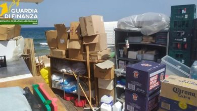 BARI – Cucine sporche Bari e irregolarità igienico-sanitarie: un ristorante del lungomare è stato chiuso a seguito di un controllo congiunto della Guardia di Finanza e della Asl. Nel corso dell’ispezione del 29 agosto 2025 sono stati sequestrati e distrutti quasi 100 chilogrammi di alimenti in cattivo stato di conservazione. Controlli igienico-sanitari in una cucina professionale (immagine di repertorio). Controlli e irregolarità riscontrate Durante la verifica, gli operatori hanno rilevato la presenza di cucine sporche e di alimenti conservati in modo non conforme. Parte delle derrate era custodita in un furgone parcheggiato al sole; altri prodotti risultavano stipati in contenitori privi di coperchio, con potenziale rischio di proliferazione di batteri e muffe. Le condizioni complessive dei locali sono state giudicate non idonee alla preparazione di pasti destinati al pubblico. “Cucine sporche Bari”: sequestro e chiusura