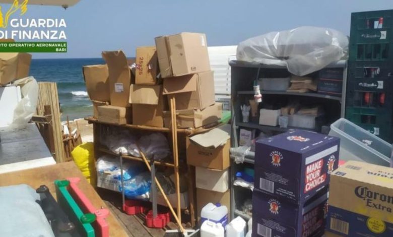BARI – Cucine sporche Bari e irregolarità igienico-sanitarie: un ristorante del lungomare è stato chiuso a seguito di un controllo congiunto della Guardia di Finanza e della Asl. Nel corso dell’ispezione del 29 agosto 2025 sono stati sequestrati e distrutti quasi 100 chilogrammi di alimenti in cattivo stato di conservazione. Controlli igienico-sanitari in una cucina professionale (immagine di repertorio). Controlli e irregolarità riscontrate Durante la verifica, gli operatori hanno rilevato la presenza di cucine sporche e di alimenti conservati in modo non conforme. Parte delle derrate era custodita in un furgone parcheggiato al sole; altri prodotti risultavano stipati in contenitori privi di coperchio, con potenziale rischio di proliferazione di batteri e muffe. Le condizioni complessive dei locali sono state giudicate non idonee alla preparazione di pasti destinati al pubblico. “Cucine sporche Bari”: sequestro e chiusura