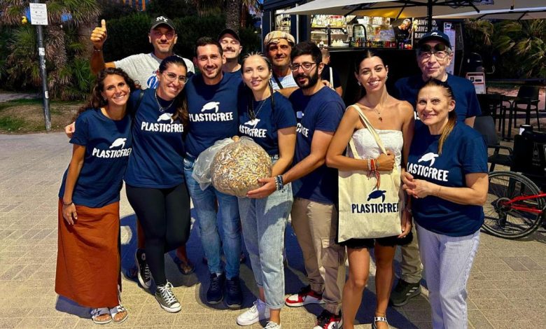 volontari durante l’aperitivo ecologico Plastic Free sulla spiaggia di Bari