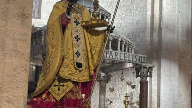 Statua di San Nicola alla Fiera del Levante durante la Campionaria di Bari.