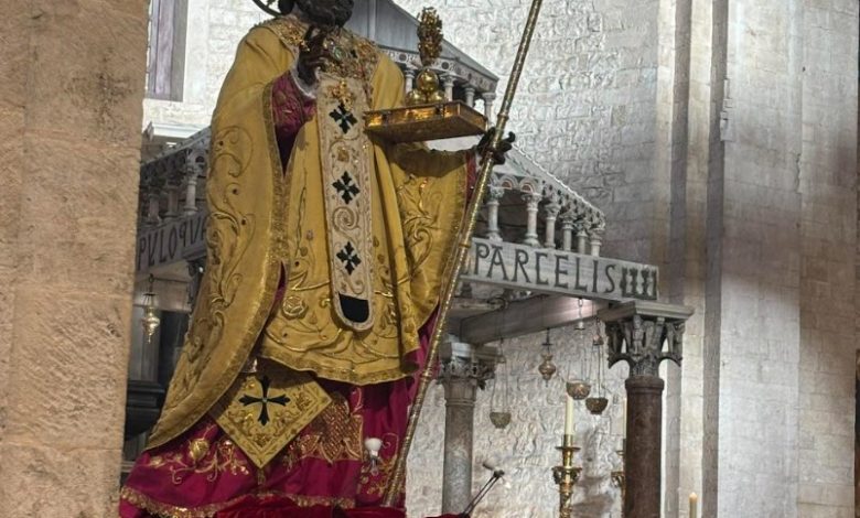Statua di San Nicola alla Fiera del Levante durante la Campionaria di Bari.