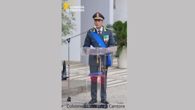Cerimonia avvicendamento Guardia di Finanza Taranto con autorità locali.