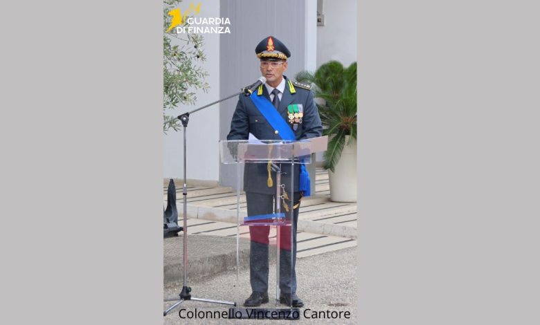 Cerimonia avvicendamento Guardia di Finanza Taranto con autorità locali.