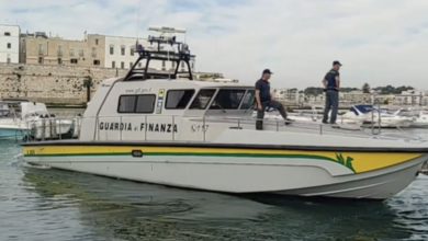 Guardia di Finanza ferma peschereccio a Otranto per pesca in zona vietata