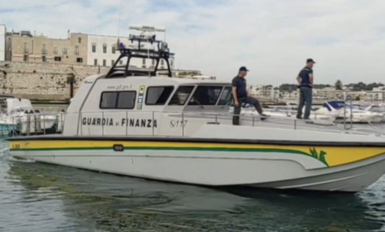 Guardia di Finanza ferma peschereccio a Otranto per pesca in zona vietata