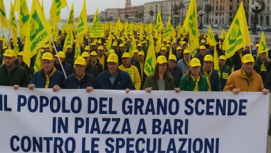 Manifestazione del popolo del grano a Bari contro le speculazioni cerealicole.