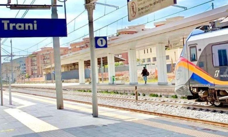 Stazione ferroviaria di Trani dopo l’investimento a Trani con circolazione sospesa