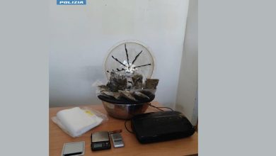 auto della Polizia durante operazione contro spaccio di droga a Brindisi
