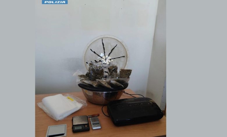 auto della Polizia durante operazione contro spaccio di droga a Brindisi